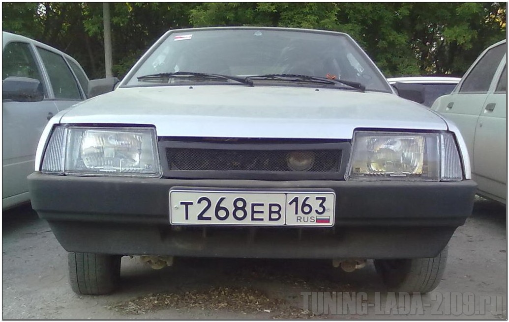 Черные фары на светлом автомобиле Черные фары ВАЗ 2109