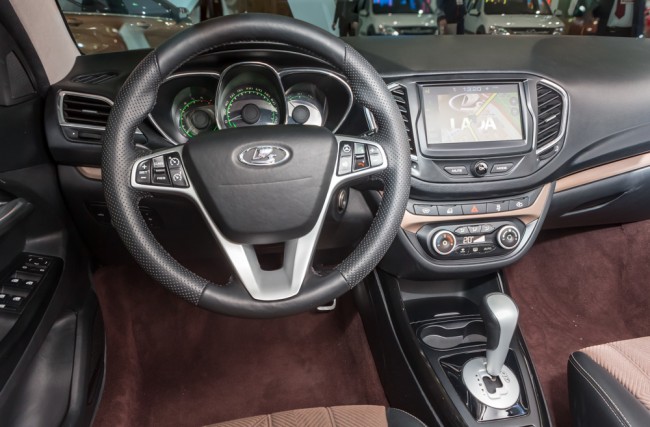 Салон Lada vesta, руль и приборная панель