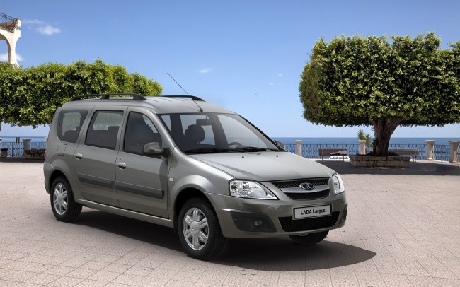 LADA Largus цвета металлик, вид спереди