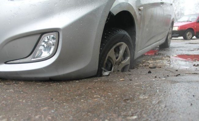 Автомобиль в яме