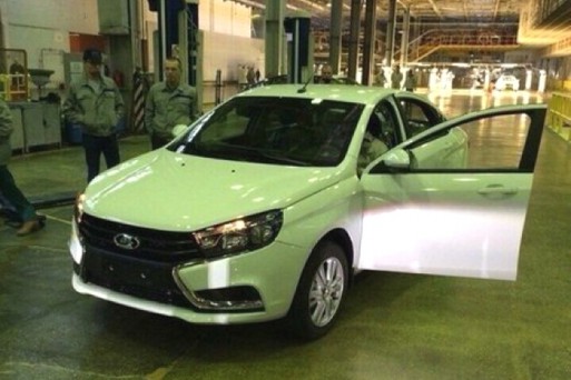 Есть фотографии, на которых красуется серийная Lada Vesta