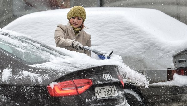 В Москве снегопад мешает движению