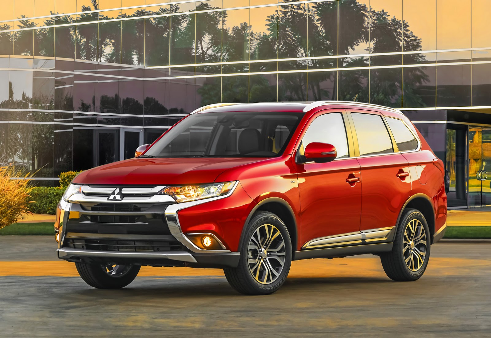Продажи новенького Mitsubishi Outlander начнутся 6 апреля