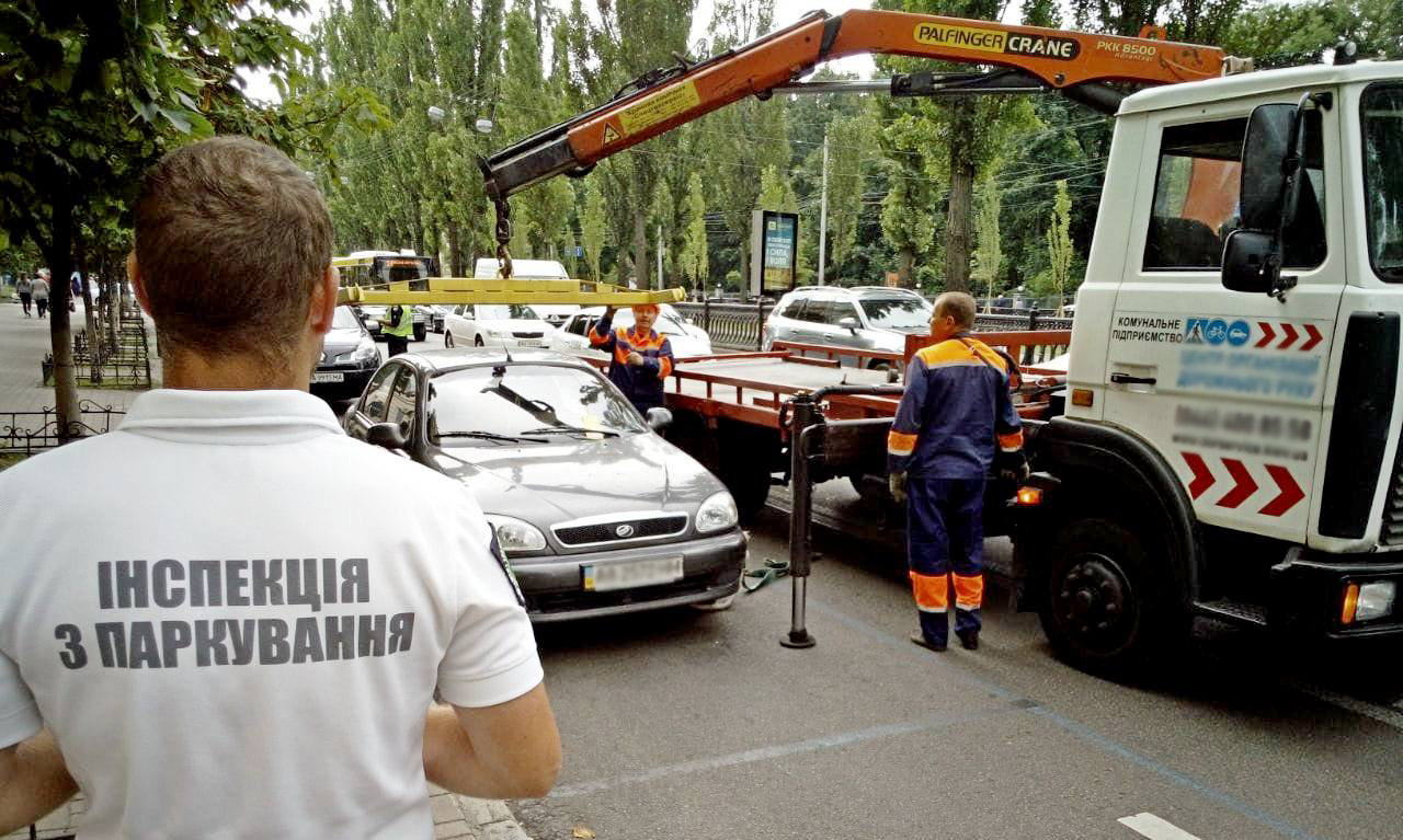 Куда звонить, если вашу машину эвакуировали на штрафстоянку?